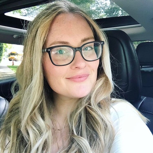 Meet your Posher, Cait - Picture 2 of 7